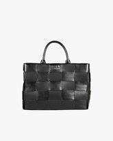 حقيبة يد بتصميم مضفر