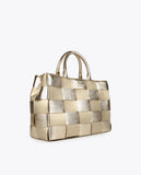 حقيبة يد بتصميم مضفر