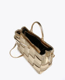 حقيبة يد بتصميم مضفر