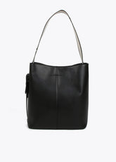 حقيبة يد بأحزمة تحمل شعار الماركة