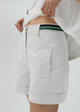 Shorts with coloured detail on the waistband