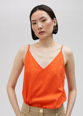 بلوزة بحمالات مرصعة