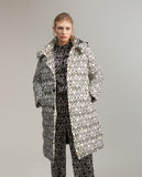 سترة أنوراك مبطنة متوسطة الطول مزينة بأحرف الماركة