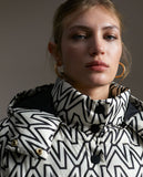 سترة أنوراك مبطنة متوسطة الطول مزينة بأحرف الماركة