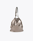 حقيبة يد مزينة بأحرف شعار الماركة