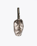 حقيبة يد مزينة بأحرف شعار الماركة