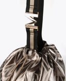 حقيبة يد مزينة بأحرف شعار الماركة