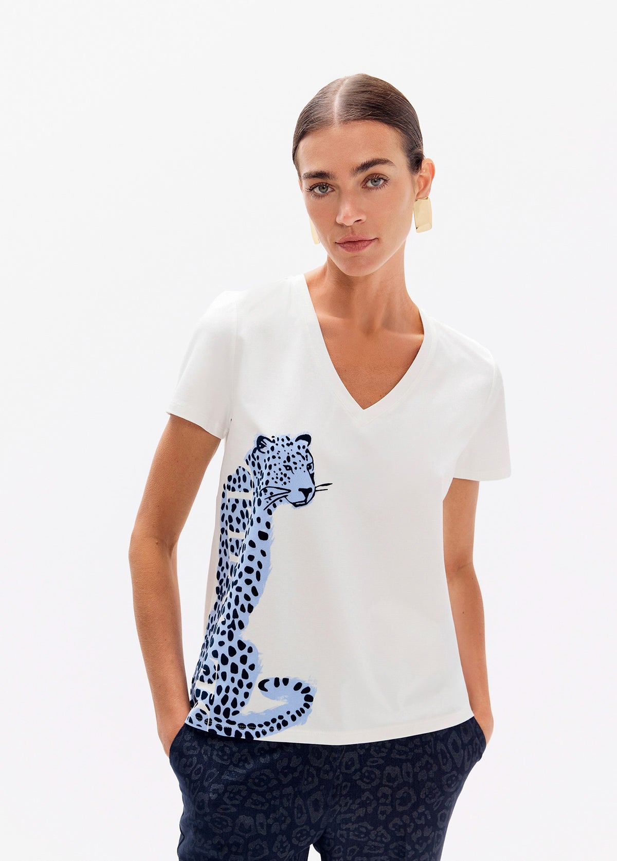 lf2615013-V-neck t-shirt, with side slits and side positioned graphic: leopard ''be wild''-White