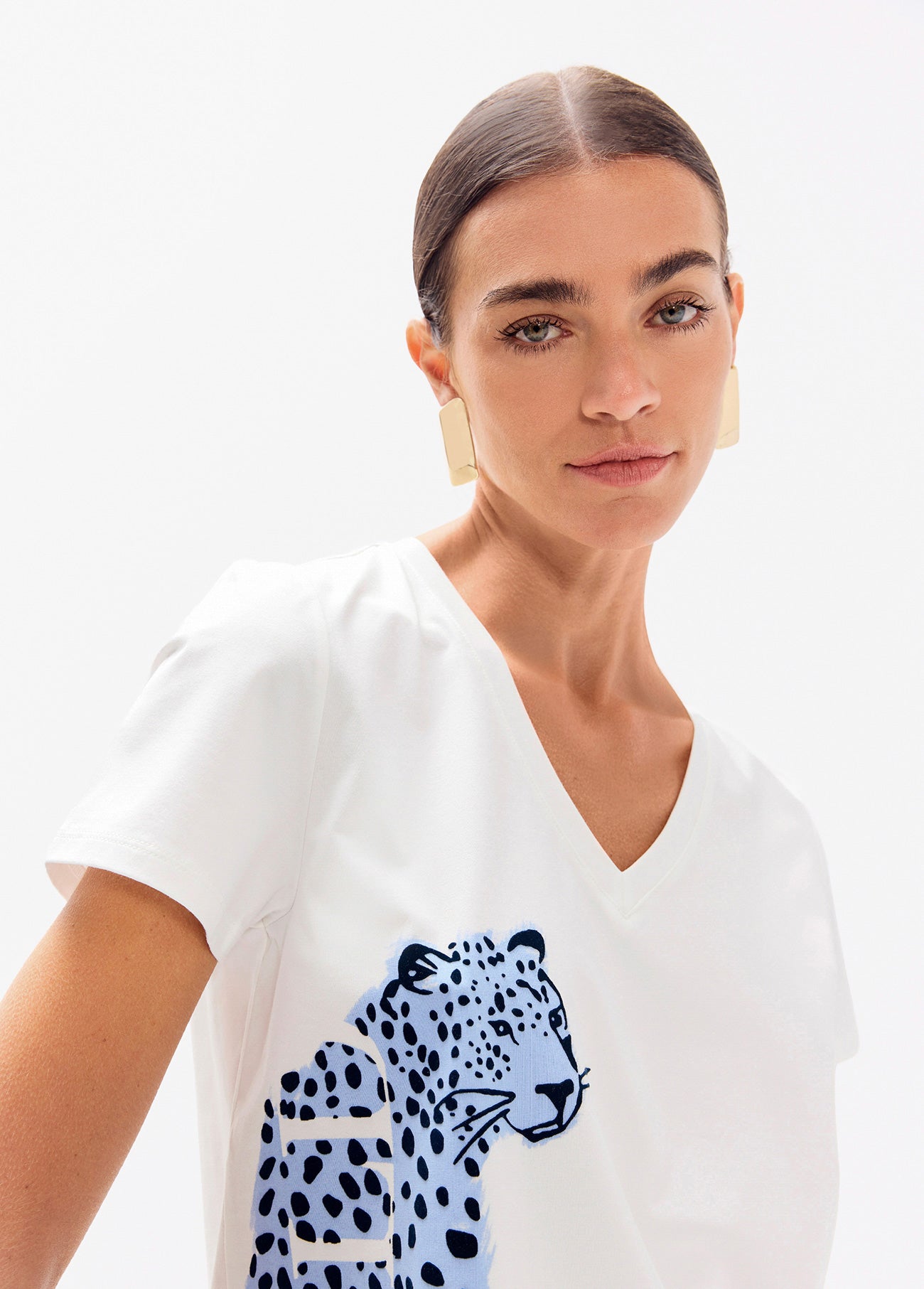 lf2615013-V-neck t-shirt, with side slits and side positioned graphic: leopard ''be wild''-White
