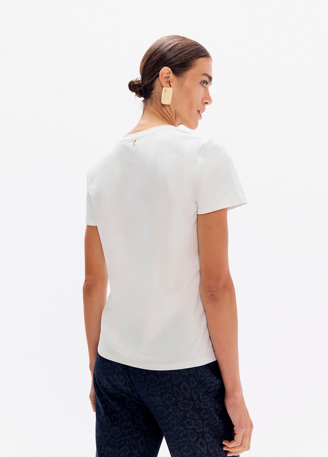 lf2615013-V-neck t-shirt, with side slits and side positioned graphic: leopard ''be wild''-White