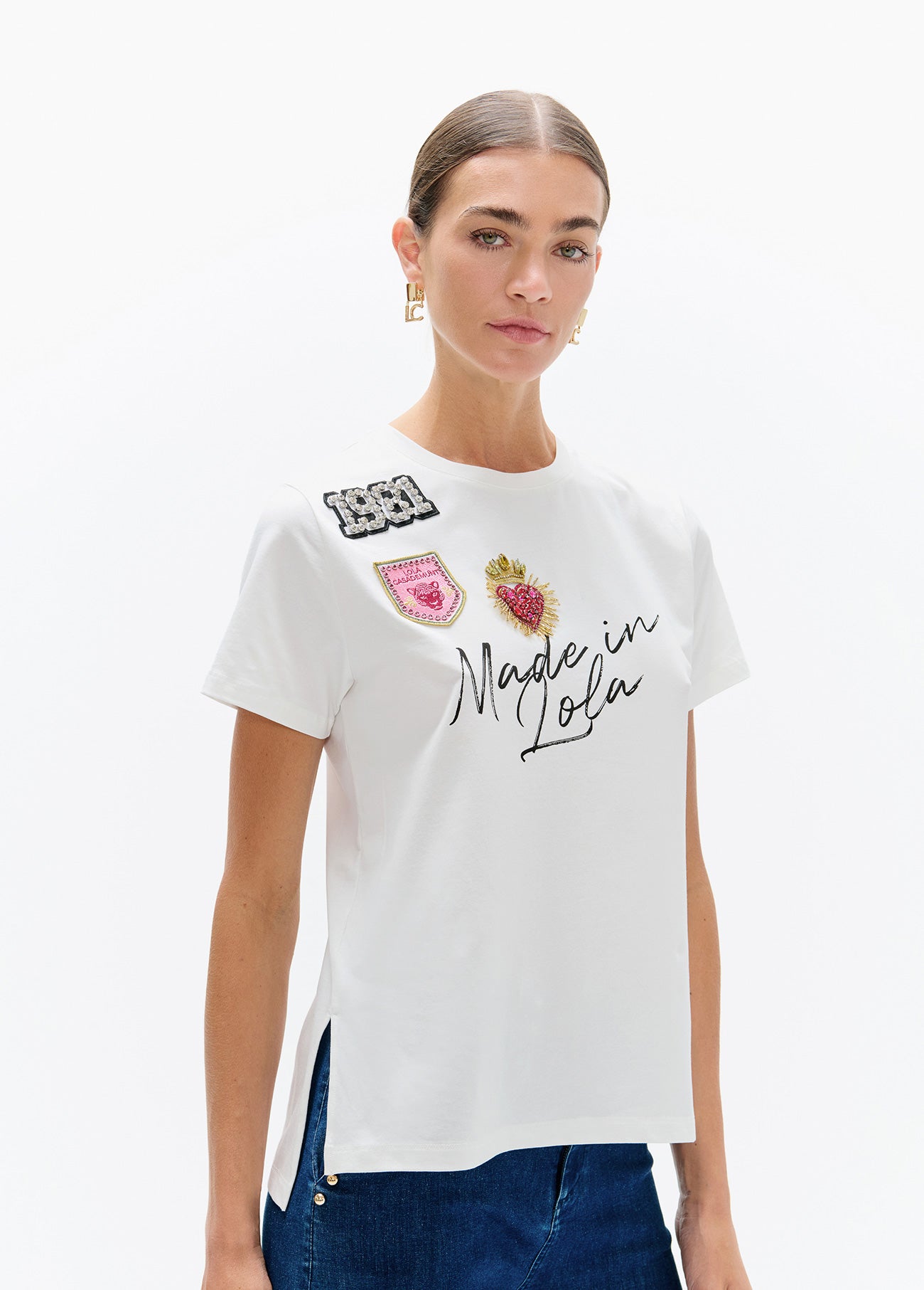 lf2615044-Crew-neck t-shirt with side slits, ''made in lola'' graphic with patches-White