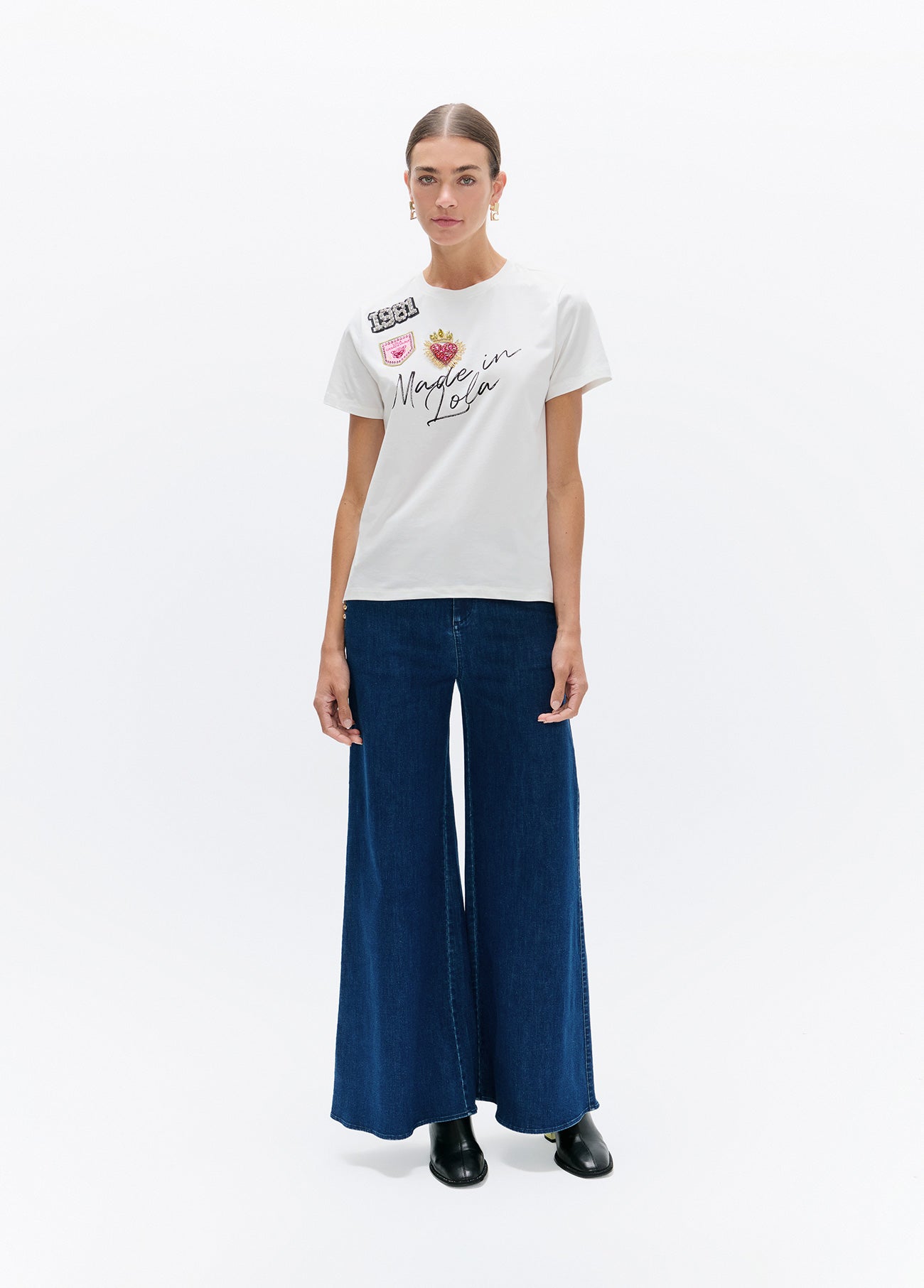 lf2615044-Crew-neck t-shirt with side slits, ''made in lola'' graphic with patches-White