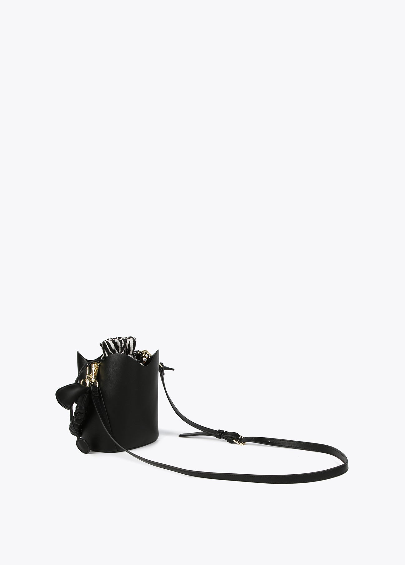 Bucket bag with short handle and inner pouch