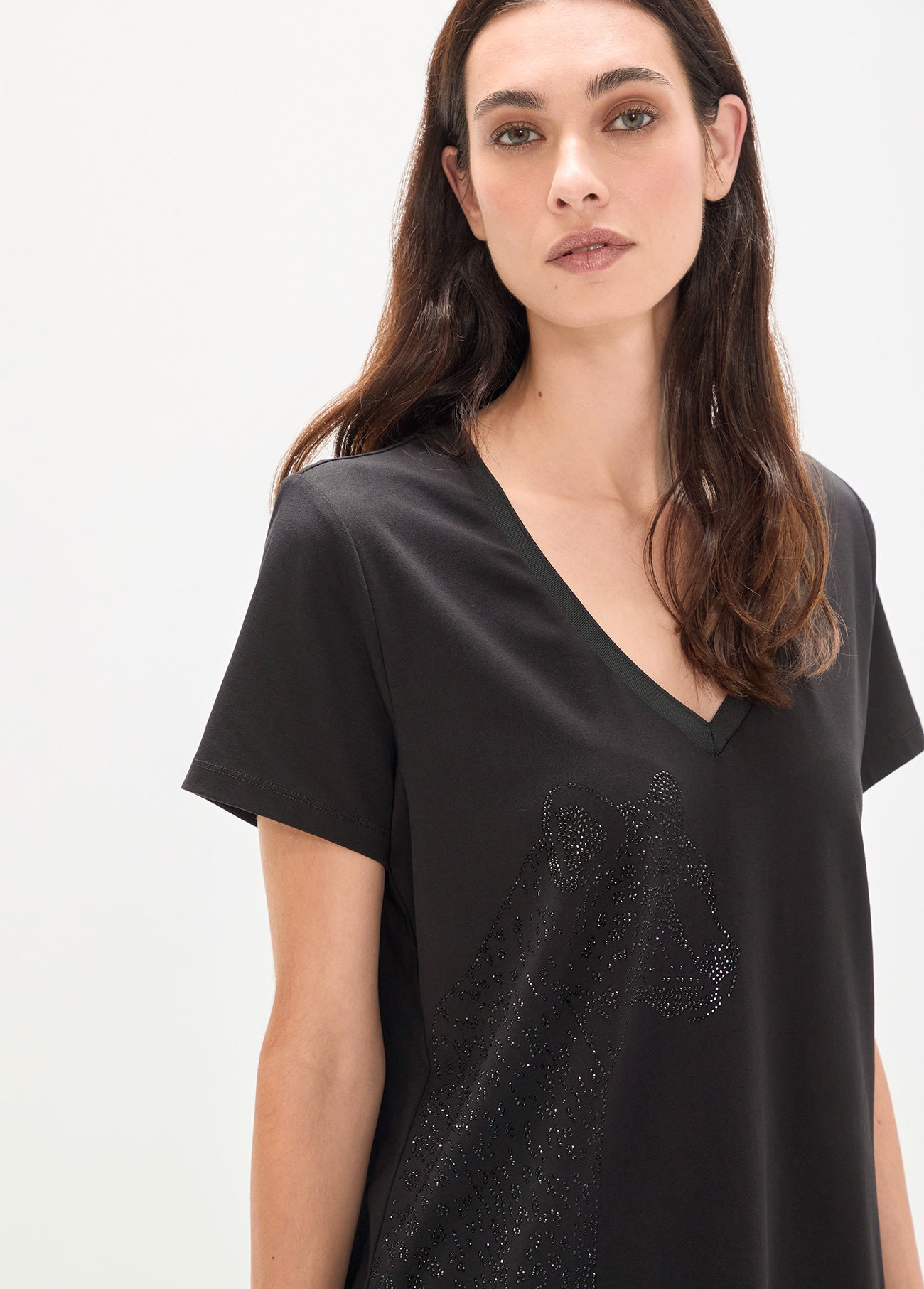 V-neck T-shirt with Positioned Animal and Strass