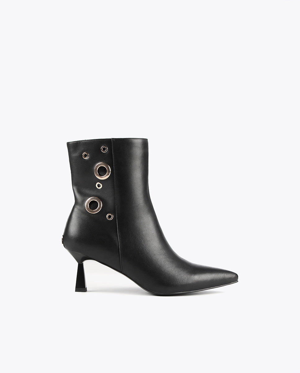 Ankle boots with eyelets