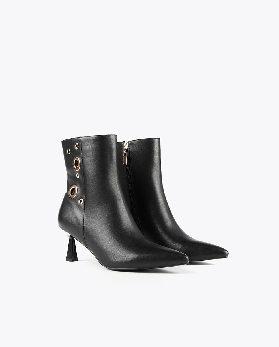 Ankle boots with eyelets