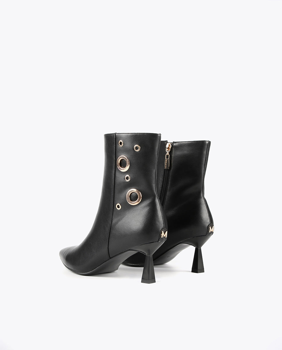 Ankle boots with eyelets