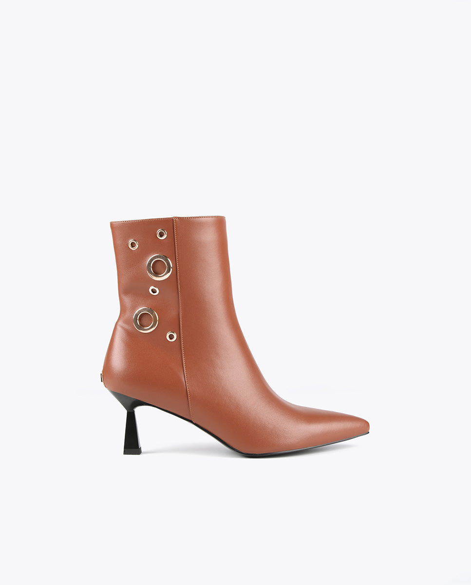 Ankle boots with eyelets