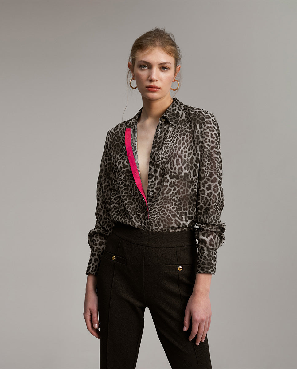 Blouse with contrast detail