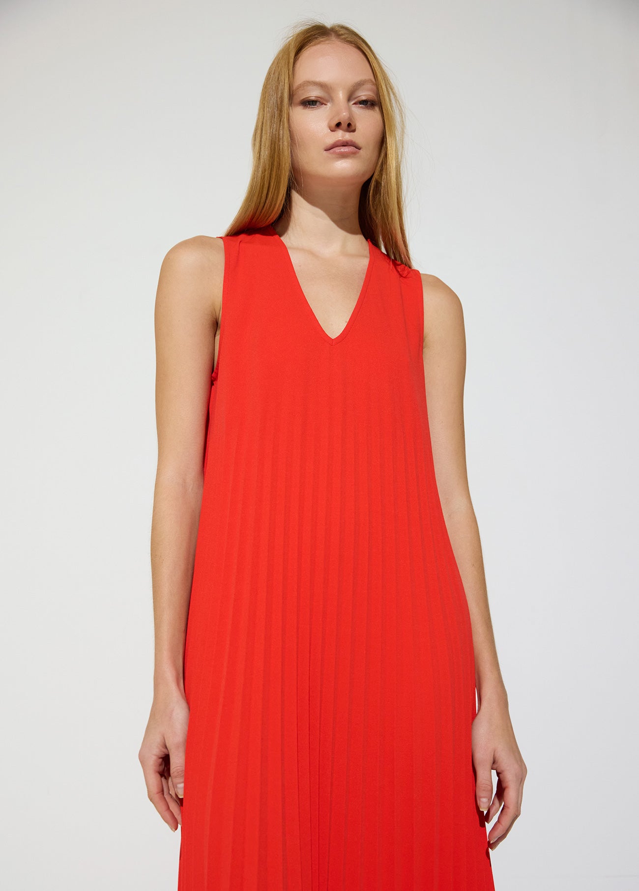 mf2616014-Sleeveless pleated v-neck dress-Red