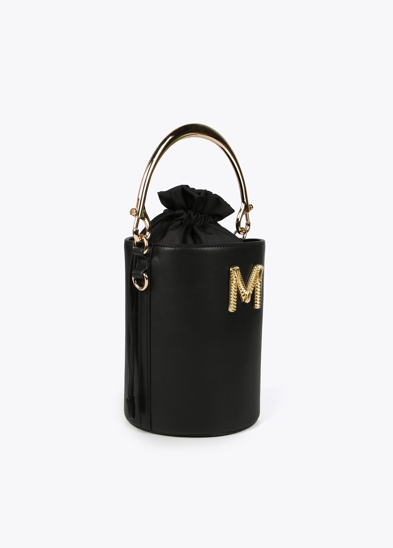 Bucket bag with metal handle