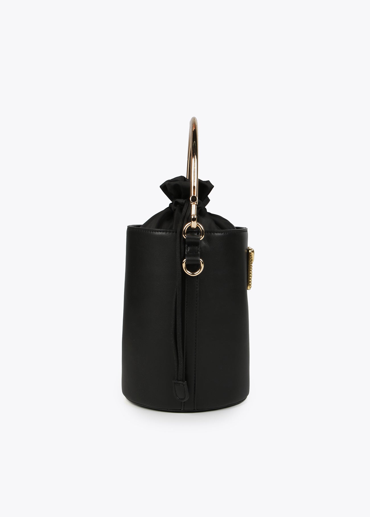 Bucket bag with metal handle