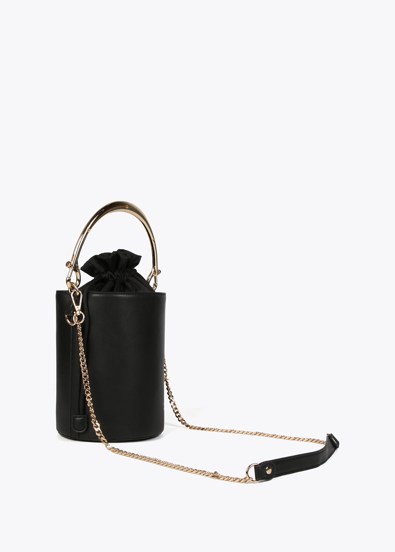 Bucket bag with metal handle