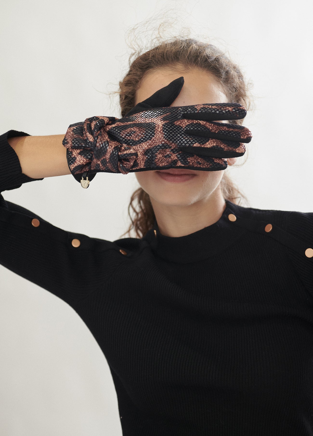 12409008-Animal print gloves-Printed