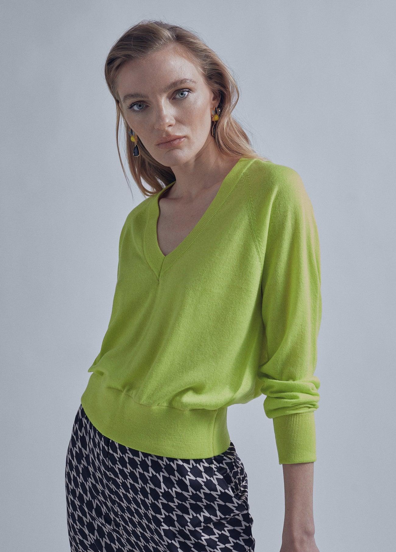 32461017-Basic V-neck sweater-Lime