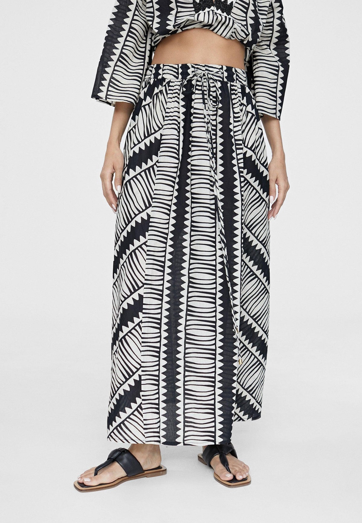 LS2408003-Black-White-Printed midi skirt