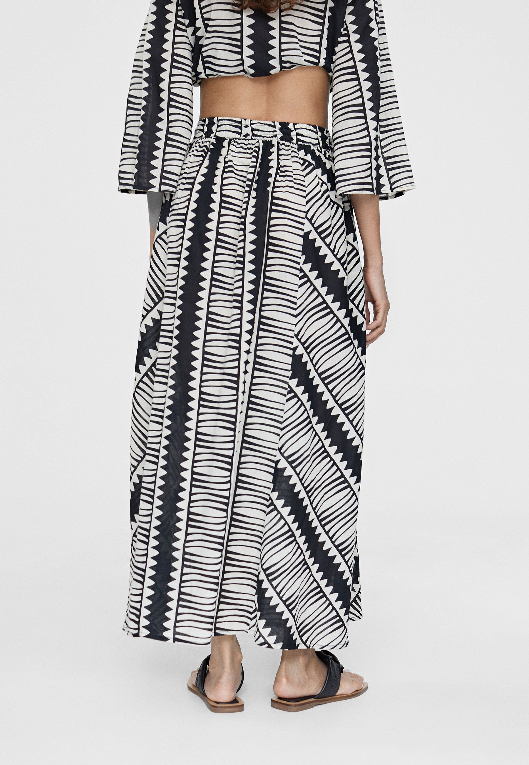 LS2408003-Black-White-Printed midi skirt