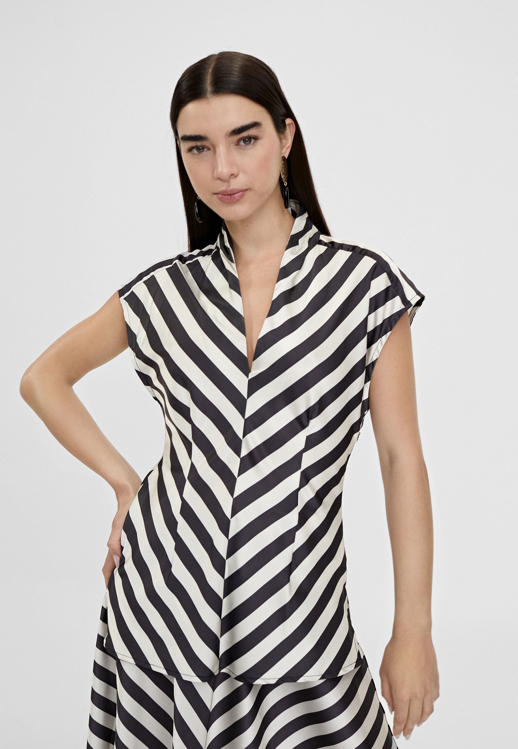 LS2415018-Black-White-Two-tone striped top