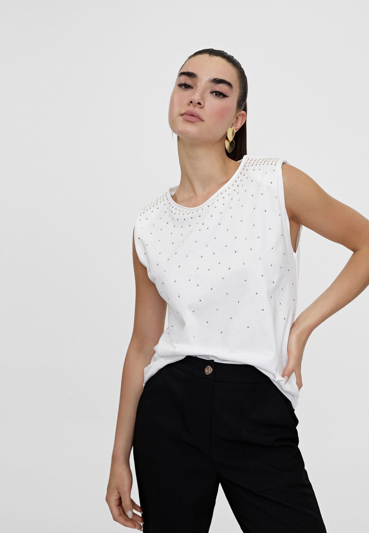 LS2415026-White-T-shirt with shoulder pads and rhinestones