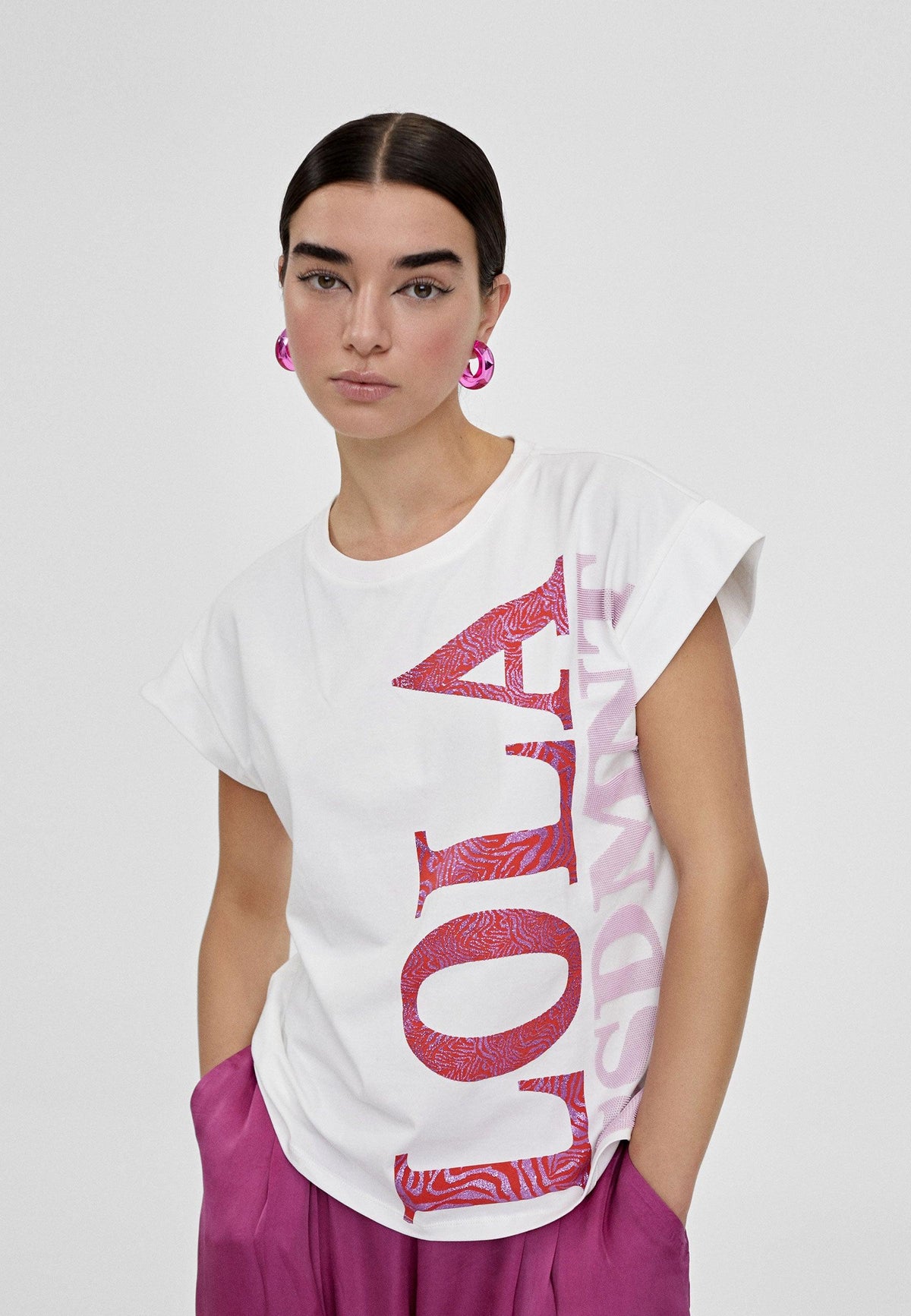 LS2415035-White-Pink-T-shirt with vertical Lola positioning